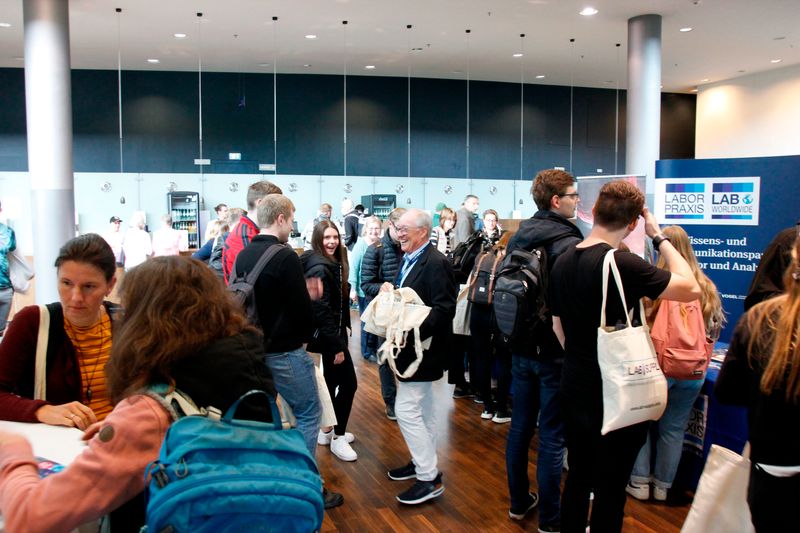 Im Foyer werden die Besucher willkommen geheißen. Wer öfter auf den LAB-SUPPLY-Messen ist, erkennt sicher unseren Taschen-verteilenden und freudestrahlenden Helfer Ludwig Springauf wieder.  Mehr Infos zu den kommenden LAB-SUPPLY-Messen finden Sie auf www.lab-supply.info.  (LABORPRAXIS, C. Lüttmann)