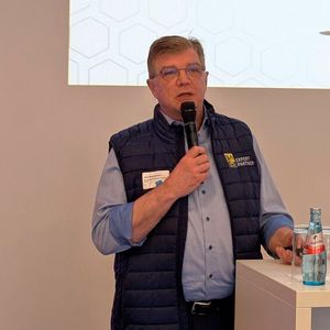 DAT-Geschäftsführer Jens Nietzschmann forderte die Autohersteller zur Vereinheitlichung ihrer Schadensprozesse auf. „Wir pflegen derzeit 27 digitale Konfigurationen. Eine würde reichen.“(Bild:  Rosenow – VCG)