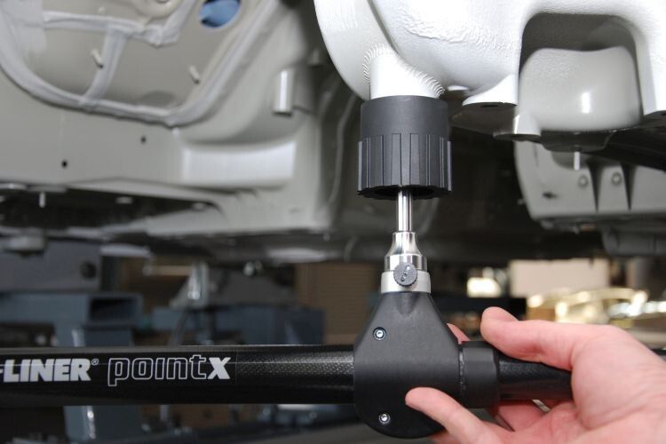 Auch ein Magnethalter ist dabei – so braucht der Anwender nur eine Hand zum Messen. (Foto: Holz)