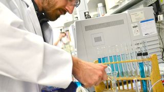 Davide Viscarelli aus Bologna bereitet Proben vor, mit denen er verschiedene Lichtleiter testet.  (FH Münster/Pressestelle)