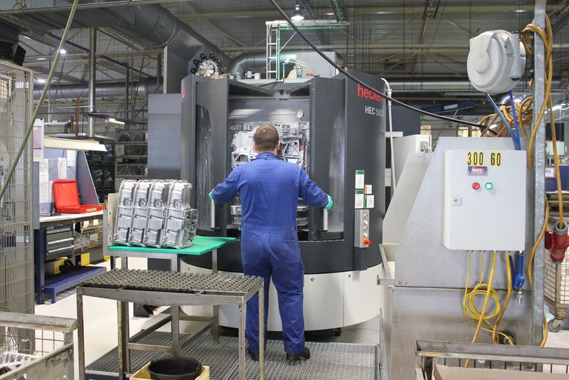 Noch befinden sich die Heckert HEC 500 D bei Brabant Alucast in der Anlaufphase und werden manuell bestückt. (Bild: Starrag AG)