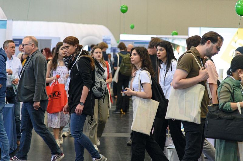 In den Messehallen tummelten sich im Laufe des Tages rund 1.000 Besucher – so viele wie noch zu keiner LAB-SUPPLY vorher!    Mehr Infos zu den kommenden LAB-SUPPLY-Messen finden Sie auf www.lab-supply.info (Bild: Stefan Stark)