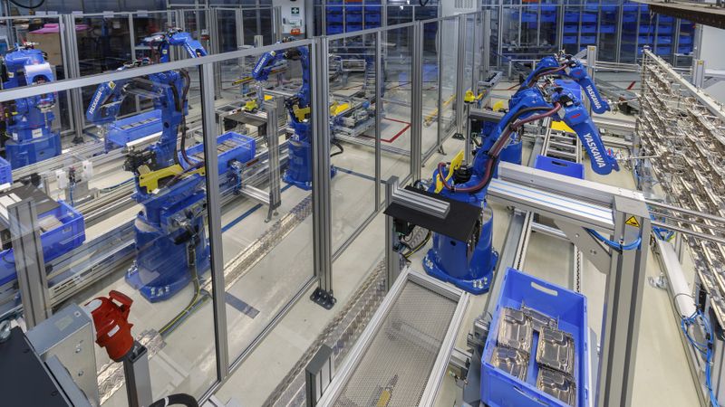 Die Reinigungsanlage verfügt durch zwei identische Entnahmeplätze mit insgesamt acht Motoman GP12 Robotern über ausreichende Kapazität.  (Bild:  Yaskawa Europe GmbH)