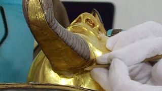 Rache der Pharaonen abgewendet! Der in Kairo bei Reinigungsarbeiten abgebrochene Zeremonienbart an der Totenmaske von Tutanchamun konnte dank Henkel-Know-how wieder abeklebt werden. (Henkel)