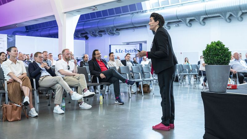 Daniela Ben Said, „Verkäuferin mit Leib und Seele“, holte die Teilnehmer mit einem temperamentvollen Vortrag aus der Morgenmüdigkeit. (Bild: Stefan Bausewein)