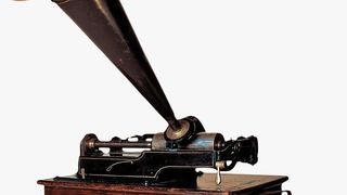 Der ursprüngliche Phonograph wurde 1877 von Thomas Edison erfunden. Alexander Graham Bells Volta Laboratory nahm in den 1880er Jahren mehrere Verbesserungen vor und führte das sogenannte Graphophon ein. (gemeinfrei)