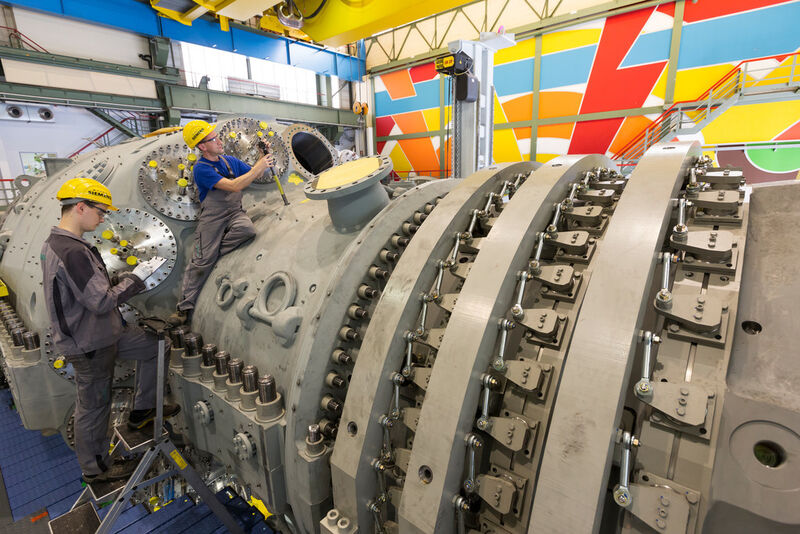 Siemens-Mitarbeiter bei der Radialspaltmessung bei der geschlossenen Turbine auf dem Montagestand. (Siemens)