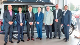 Hoher Besuch aus China bei der Auto-Zentrale Thiel in Rheda-Wiedenbrück: (v.li.) Jürgen Macke (Geschäftsleiter Auto-Zentrale Thiel), Jinwei Li (After Sales Management Volkswagen Group China), Lance Lin (Head of Aftersales Volkswagen Taiwan), Yue Pei (Volkswagen Group Import China), Hubert Korzuschek (After Sales Operations Volkswagen Nutzfahrzeuge), Andreas Wehrhahn (Bezirksleiter Service Volkswagen Nutzfahrzeuge) und Michael Hildebrandt (Serviceleiter Auto-Zentrale Thiel). (Bild: Werbestudio Zeidler)