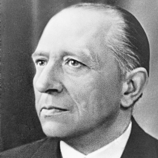 1923: Hugo Knümann gründet in Essen eine Handelsvertretung für Elektroprodukte. Er vertreibt Fahrdrahtklemmen für Straßenbahnen. (Phoenix Contact)