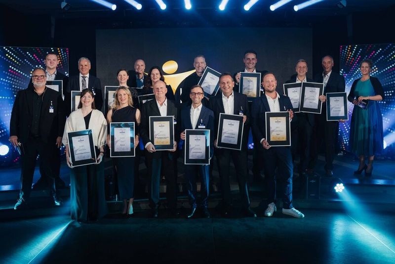 Alle Gewinner der IP-Insider Readers' Choice Awards 2026 mit Chefredakteur Andreas Donner (ganz links) und Moderatorin Margit Lieverz (ganz rechts) im Gruppenbild. (Bild: Manuel Emme Fotografie)