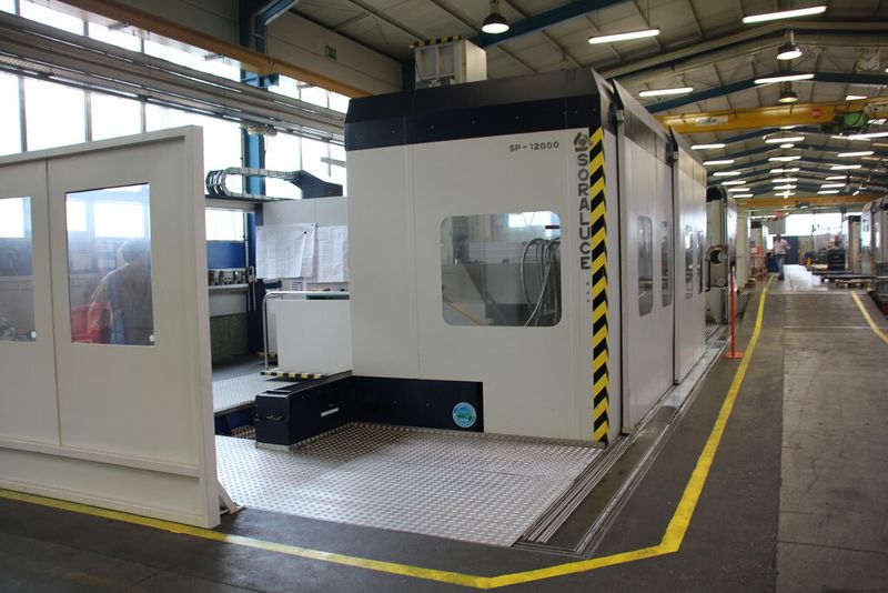 Mit 12 m X-Weg und 2 m Y-Weg gehört dieses Exemplar zu den mittelgroßen Maschinen. Vor 20 Jahren wäre das noch eine Großmaschine gewesen. (Sonnenberg)
