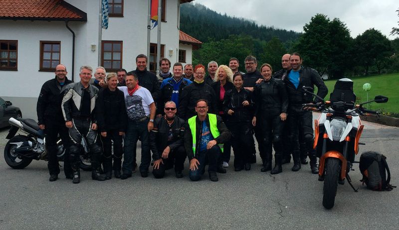 Gut gelaunte Bitrider bei der Abfahrt aus dem Hotel Bodenmais. Es fehlt die Big Easy Gruppe, die bereits eine halbe Stunde früher auf Erkundungstour zum großen Arber aufgebrochen ist. (IT-BUSINESS)