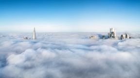 Was verbirgt sich unter den Wolken? Unternehmen müssen auch Zugriffe, Schnittstellen und Wechselmöglichkeiten kontrollieren können. Wer Cloud-Abhängigkeiten vermeiden will, muss Portabilität und Kontrolle bereits bei der Auswahl und Architektur einer Cloud-Lösung mitdenken. (Bild: © moofushi - stock.adobe.com / KI-generiert)
