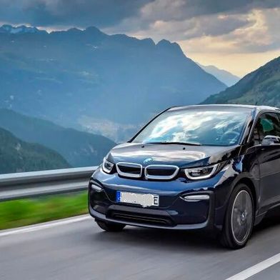 Der i3 von BMW ist derzeit das einzige vollelektrische Fahrzeug, das in Leipzig gefertigt wird. Das soll sich mit der „Neuen Klasse“ grundlegend ändern. Der Sommer 2026 wird nämlich auch in dieser Hinsicht heiß ... (Bild: BMW)