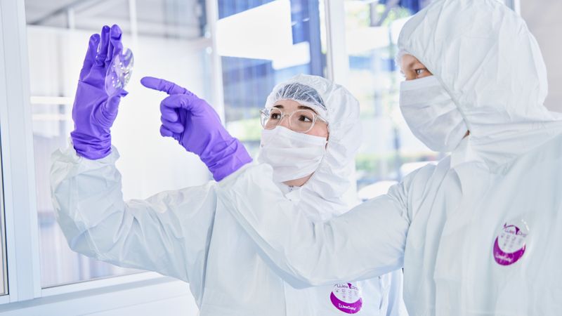 Mini-Environments auf Basis modularer item Komponenten: Dadurch verfügen Unternehmen in der Optikfertigung über präzise, flexible und reinraumtaugliche Arbeitsbereiche.  (Bild:  item)