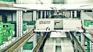 Mit dem OSR Shuttle Eco bietet Knapp eine besonders nachhaltige Lösung, da es eine höhere Lagerdichte erlaubt und dadurch eine höhere Stellplatzanzahl bei gleichem Energiebedarf. (Bild: Knapp)