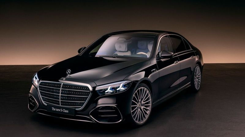 Das 2026er-Modell der S-Klasse wirkt frischer und repräsentativer, mit noch größerem und erstmals beleuchtetem Kühlergrill samt Leuchtstern auf der Haube. (Bild: Mercedes-Benz)