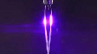 Das Wasser wird durch eine eigens entwickelte Düse aufgefächert. Dann wird der Laser hindurchgeleitet.  (Bild: Adrian Buchmann)