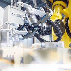 Der Kostendruck verlangt nach flexibler, effizienter und fehlerfreier Produktion. Auf der Suche nach dafür passenden Strategien, entdecken viele KMU gerade erst die Vorteile der Robotik. Hier im Einsatz: Abgedichtete Universalgreifer der Schunk Flaggschiff-Baureihe PGN-plus-P. (Bild:  Schunk)