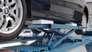 Unterflurbühnen mit einer Fahrbahn werden gerne für die Dialogannahme genutzt. Ergänzungen, beispielsweise für die Vermessung, und Radfreiheber erleichtern dem Serviceberater die Arbeit. (Foto: Nussbaum)