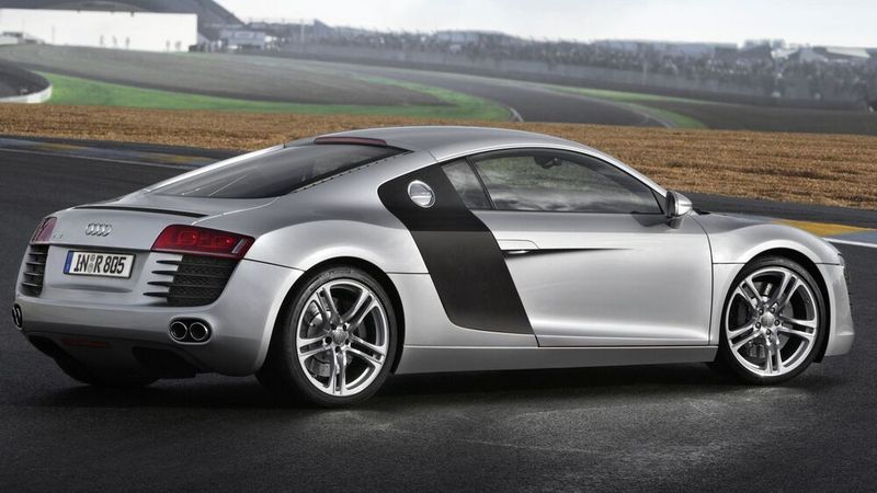 V10-Power in Mittelmotor-Bauweise kennzeichnet das seit 2006 in zwei Generationen gebaute Hypercar Audi R8. (Bild: Audi)