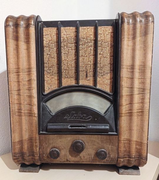 Bild 1:  Das Mittelwellen-Röhrenradio brauchte nach dem Einschalten ein wenig, bis die Röhren aufgeheizt waren und erst dann begann es den eingestellten Sender zu empfangen.(Bild:  Alfred Eiblmayr)
