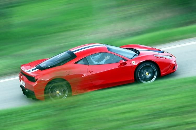 Damit beschleunigt der derzeit heißeste Hengst im Ferrari-Stall in 3,0 Sekunden von 0 auf 100 km/h und erreicht eine Spitze von gut 325 km/h. (Foto: Ferrari)