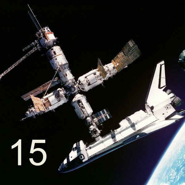 Jahre alt wurde die sowjetisch/russische Raumstation MIR bevor sie 2001 kontrolliert abgestürzt ist. Einsatzdauer: 5510 Tage, davon 4592 bemannt. 130 t schwer, 350 m³ Raum und Platz für drei Kosmonauten – inklusive Wodka-Vorrat für besondere Gelegenheiten. (Bild: gemeinfrei)
