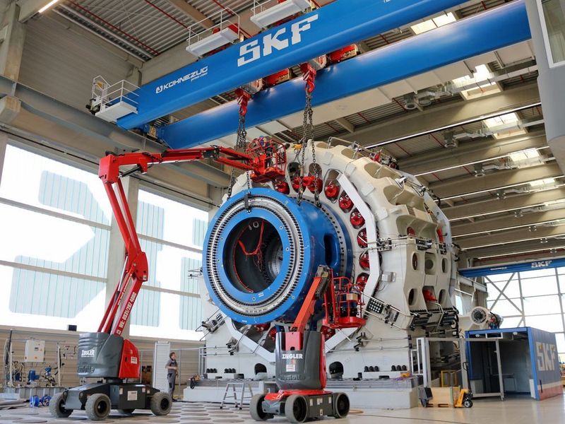 Auch im Inneren mit „grünem Gewissen“: Wegen ihrer ressourcenschonenden Effekte sind die beiden neuen SKF Prüfstände mit zusammen rd. 3,5 Mio. Euro vom Bayerischen Staatsministerium für Wirtschaft und Medien, Energie und Technologie sowie vom Bundesministerium für Umwelt, Naturschutz, Bau und Reaktorsicherheit gefördert worden. (SKF)