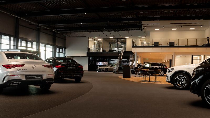 In den Showroom passen bis zu 15 Fahrzeuge. (Bild: Autohaus Bruno Widmann GmbH & Co. KG)