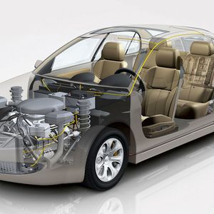 Studie Leichtbau: Durch Faserverbundwerkstoffe kann das Gewicht verschiedener Autoteile, beispielsweise Dach, Türen, Front- oder Heckklappe, bis zu 50 % reduziert werden.