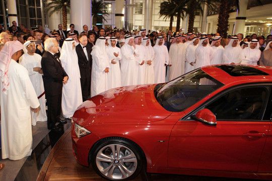 Offizielles Debüt: BMW-Vertriebsvorstand Ian Robertson enthüllte während der Eröffnungsfeier den neuen BMW 3er. (BMW)