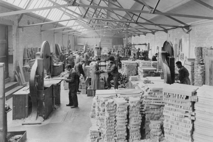 Da lacht das Stellmacher-Herz: Das „Sägewerk“ im Werk Oxford. Gerade auf der Insel fertigte man lange Zeit Karosserien aus Holz, die man mit Blech einfach nur beplancken musste. (Foto: BMW Group)