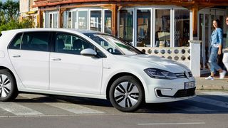 In der achten Generation wird es eine weitere elektrifizierte Variante geben: den Mild-Hybrid (im Bild der aktuelle E-Golf). (Volkswagen)