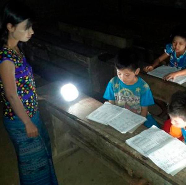 Bild 3: Solarlampen helfen Kindern beim Lernen in Myanmar  (Panasonic)