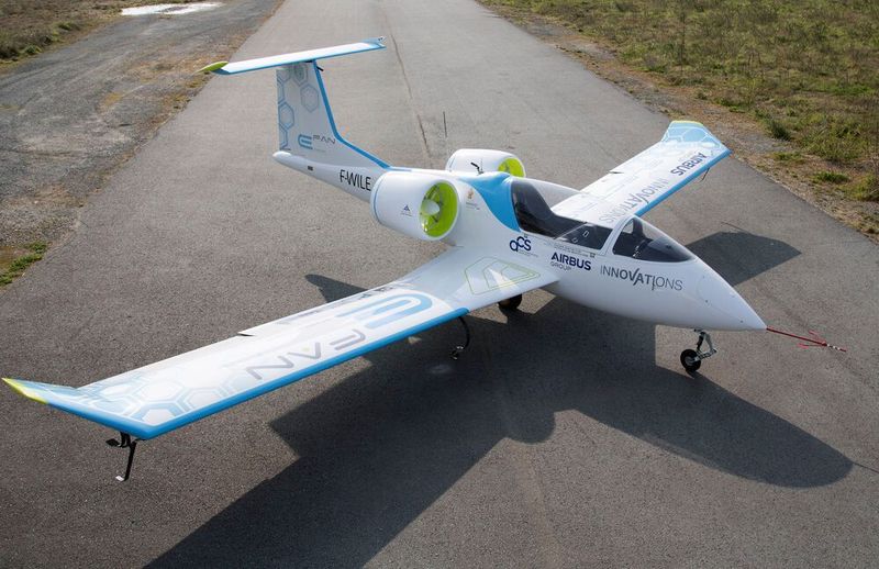 Im französischen Bordeaux absolvierte der elektrisch angetriebene E-Fan 2.0 seinen ersten öffentlichen Flug. Für Airbus ist das Trainingsflugzeug der Anfang der Elektroflugzeug-Entwicklung. ( Airbus Group)