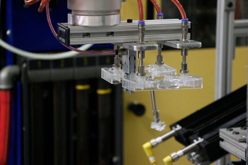Der Roboter greift die gegossenen Kunststoffteile auf… (Universal Robots)