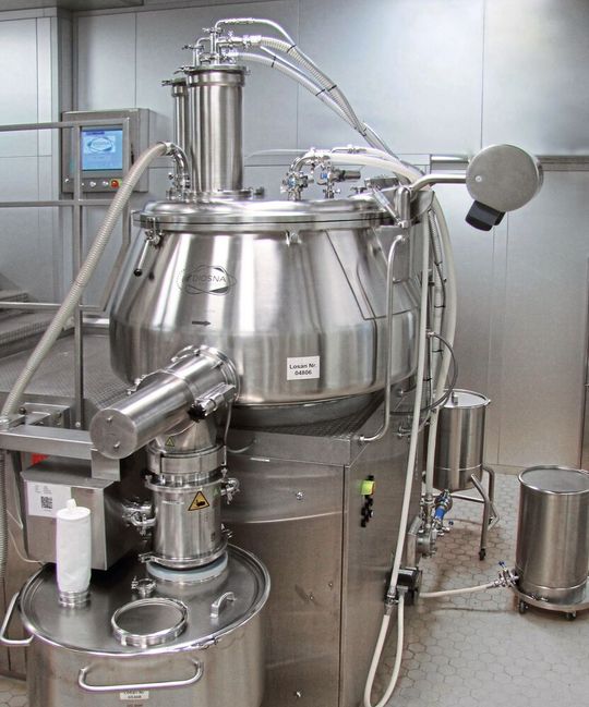 Diosna Granulator P1250 mit angeschlossenen Behältern für die Granulierflüssigkeiten sowie dem Pufferbehälter für das Feuchtgranulat: links, der Übergang von der Bedienebene des Granulators zu der Arbeitsplattform der Pelletherstellung Diosna Granulator P1250 mit angeschlossenen Behältern für die Granulierflüssigkeiten sowie dem Pufferbehälter für das Feuchtgranulat: links, der Übergang von der Bedienebene des Granulators zu der Arbeitsplattform der Pelletherstellung