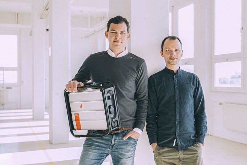 Die Gründer und Geschäftsführer von instagrid: Sebastian Berning (links) und Andreas Sedlmayr. Inzwischen ist das Team auf 45 Mitarbeiterinnen und Mitarbeiter gewachsen. (instagrid)