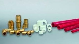 Um Montagearbeiten in der Sanitärtechnik zu erleichtern, hat Giacomini in komplettes Verteilersystem entwickelt, das sich aus Rohren aus dem Kunststoff PEX-b, luftdichten Fittings aus Messing und einem Kunststofferweiterungsring aus einer Formgedächtnis-Legierung zusammen setzt. (Giacomini)
