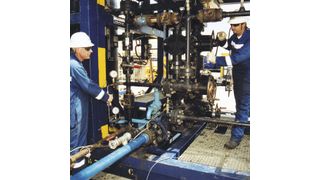 Arbeiten bei der Durchführung eines Fracs (Bild: WEG Wirtschaftsverband Erdöl- und Erdgasgewinnung)