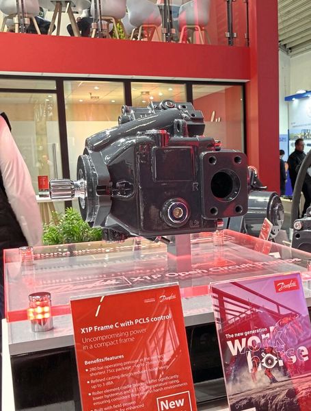 Danfoss präsentierte auf der Messe erstmals die X1P-Pumpe. Sie ist laut Hersteller die kürzeste Pumpe in diesem Segment (75cc) und 25 Millimeter kürzer als vergleichbare Modelle. Sie ist dabei um bis zu 3dBA leiser als andere Pumpen. Die Komponente kann bis 280 bar Betriebsdruck und 115 Grad Celsius eingesetzt werden. Sie zeichnet sich aufgrund ihrer besonderen Konstruktion außerdem durch geringe Hysterese aus: bis zu 80 Prozent weniger als üblich. Die Pumpe wurde für mobile Maschinen mittlerer Leistung wie Kompaktlader, Kompakt-Raupenlader, Mini- und Kompaktbagger und Teleskoplader entwickelt.  (Bild: dm/VCG)