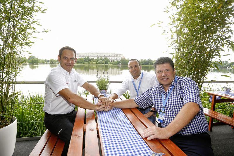 Symbolischer Handshake in Nürnberg anlässlich des DTM-Rennens auf dem Norisring: Hans-Jürgen Abt (Geschäftsführer ABT Sportsline GmbH), Thomas Schrott und Oliver Konz (CEOs Würth Elektronik Eisos Gruppe) (v.l.n.r.) (Biild: Würth/Kunkel)