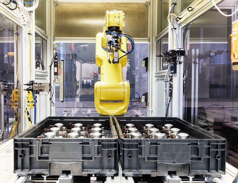 Schon 2022 will Bosch jährlich mehr als eine Milliarde Euro Umsatz mit Industrie 4.0 erzielen. Auf der Hannover Messe zeigt das Unternehmen die Fabrik der Zukunft: Autonome Transportfahrzeuge liefern Komponenten zu digitalen Arbeitsplätzen, Robotik-Lösungen unterstützen Mitarbeiter bei der Fertigung, die Qualitätsprüfung erfolgt mit Hilfe von künstlicher Intelligenz. (Bosch)