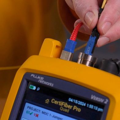 Neue Steckverbinder mit sehr kleinem Formfaktor (VSFF) – MDC-, CS- und SN-Duplex-Steckverbinder sowie MMC-Mehrfaser-Steckverbinder – werden in Anwendungen mit hoher Faserdichte wie Rechenzentren immer beliebter. Sie müssen ordnungsgemäß getestet, geprüft und gereinigt werden, damit alles reibungslos funktioniert.  (Bild: Fluke Networks)