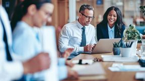 Mit der steigenden strategischen Relevanz von HR treiben Unternehmen die Weiterentwicklung ihrer Organisationsstrukturen voran und etablieren eine zukunftsfähige technologische Basis – bei voller Aufrechterhaltung des laufenden Betriebs. Traditionelle Modelle gehen, eine starke Employee Experience kommt.
 (Bild: © Flamingo Images/stock.adobe.com)