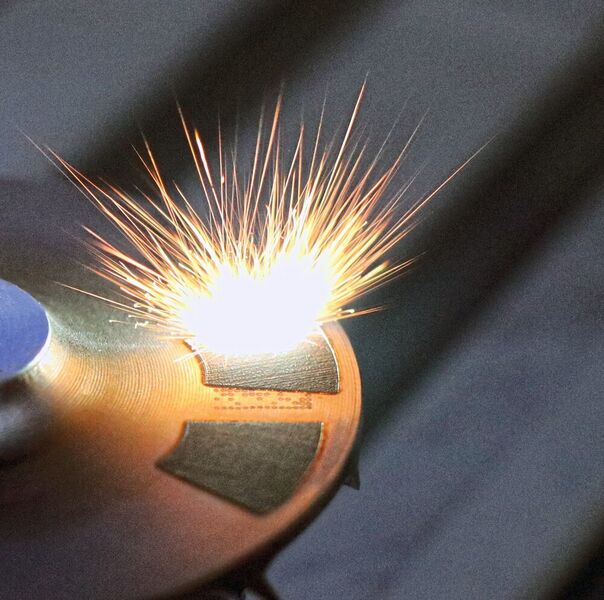 Ein weiteres Beispiel für die in der Industrie sonst übliche Methode zum Auswuchten später rotierender Bauteile ist deren Korrektur per Laserbearbeitung. (PMB)
