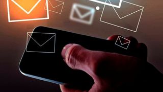 Wer KI-Modelle trainieren will, um das maschinelle Lernen zu optimieren, der braucht viele Daten. Doch viele davon, wie etwa E-Mails, fallen unter den Datenschutz. Forscher untersuchen jetzt, wie sich das Problem durch das föderale Lernen lösen lässt, ohne sich strafbar zu machen. (Bild: Hubvschrmm)