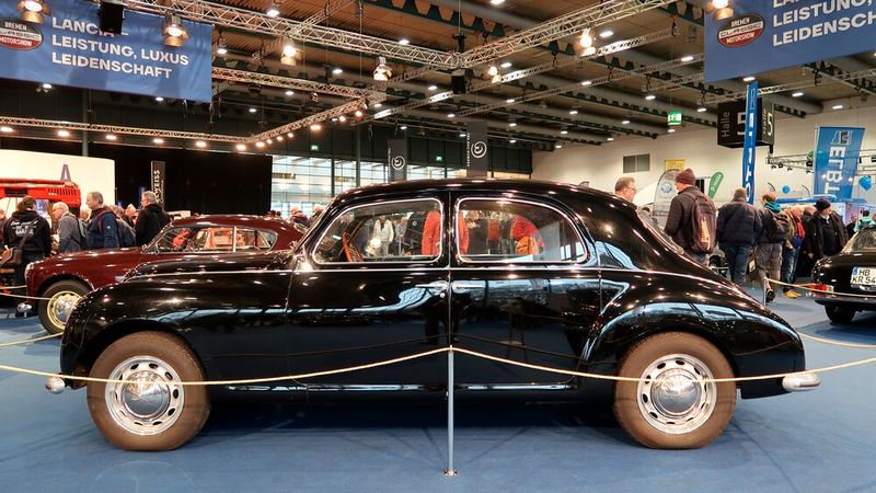 1950er Lancia Aurelia mit Portaltüren und Prototyp-Motor der späteren Version B22, der 90 PS leistet. V6-Motor mit zwei Liter Hubraum vorn längs, Getriebe vor der Hinterachse, genannt Transaxle-Bauweise, Schräglenker-Hinterachse (Bild: Diehl – VCG)