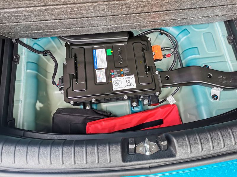 6. Sparsames Paket: Die von uns getestete Variante bietet als Neuerung ein 48-Volt-Mildhybridsystem, das sich unter dem Kofferraumboden versteckt. Dank elektronisch gesteuerter Kupplung funktioniert das System auch beim Handschalter und hilft beim Spritsparen.    (Bild: Otto/Vogel Communications Group)